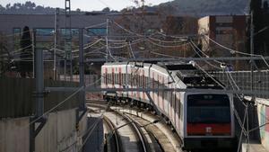 Un convoy de FGC por el tramo de vías de Can Feu, en Sabadell