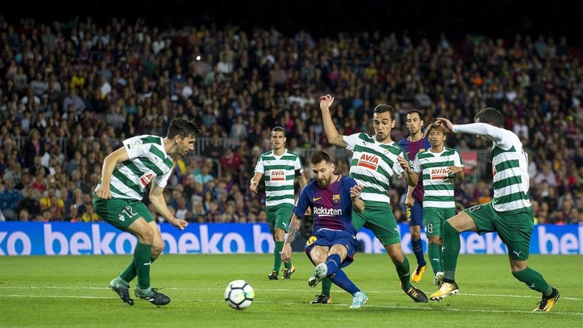 Messi empuja suavemente el balón a la red rodeado de rivales en el cuarto gol del Barça ante el Eibar.