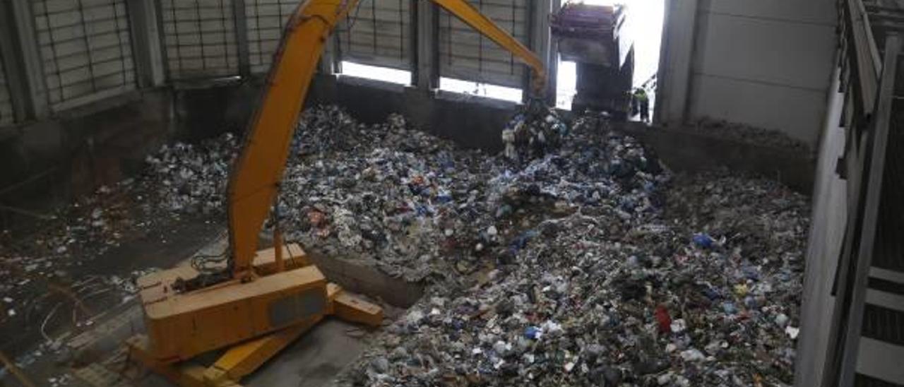 Toda la basura que no se recicla termina en la planta de tratamientos de Guadassuar.