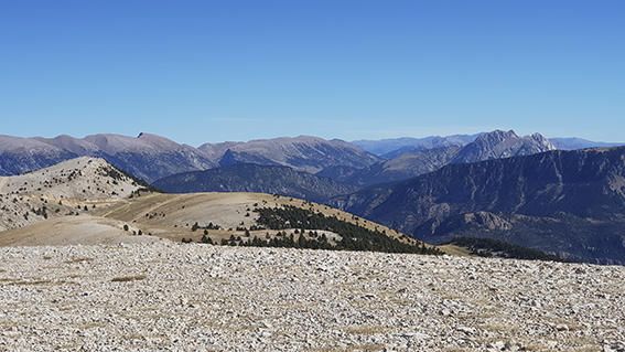 Muntanya. El pedró dels Quatre Batlles és el cim més alt del port del Comte i, per tant, del Solsonès. Tot pujant es podien veure el Cadí i el Pedraforca.