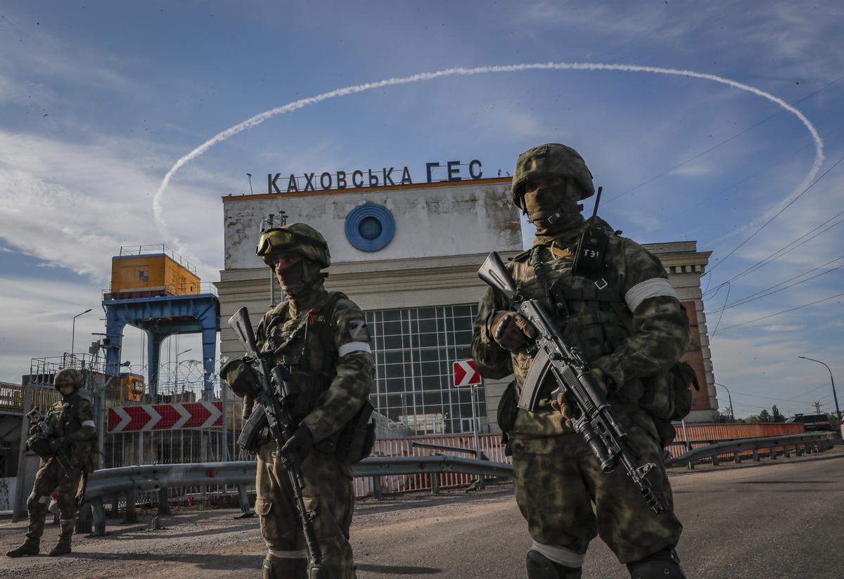 Dos militares rusos en la ciudad ucraniana de Jersón.