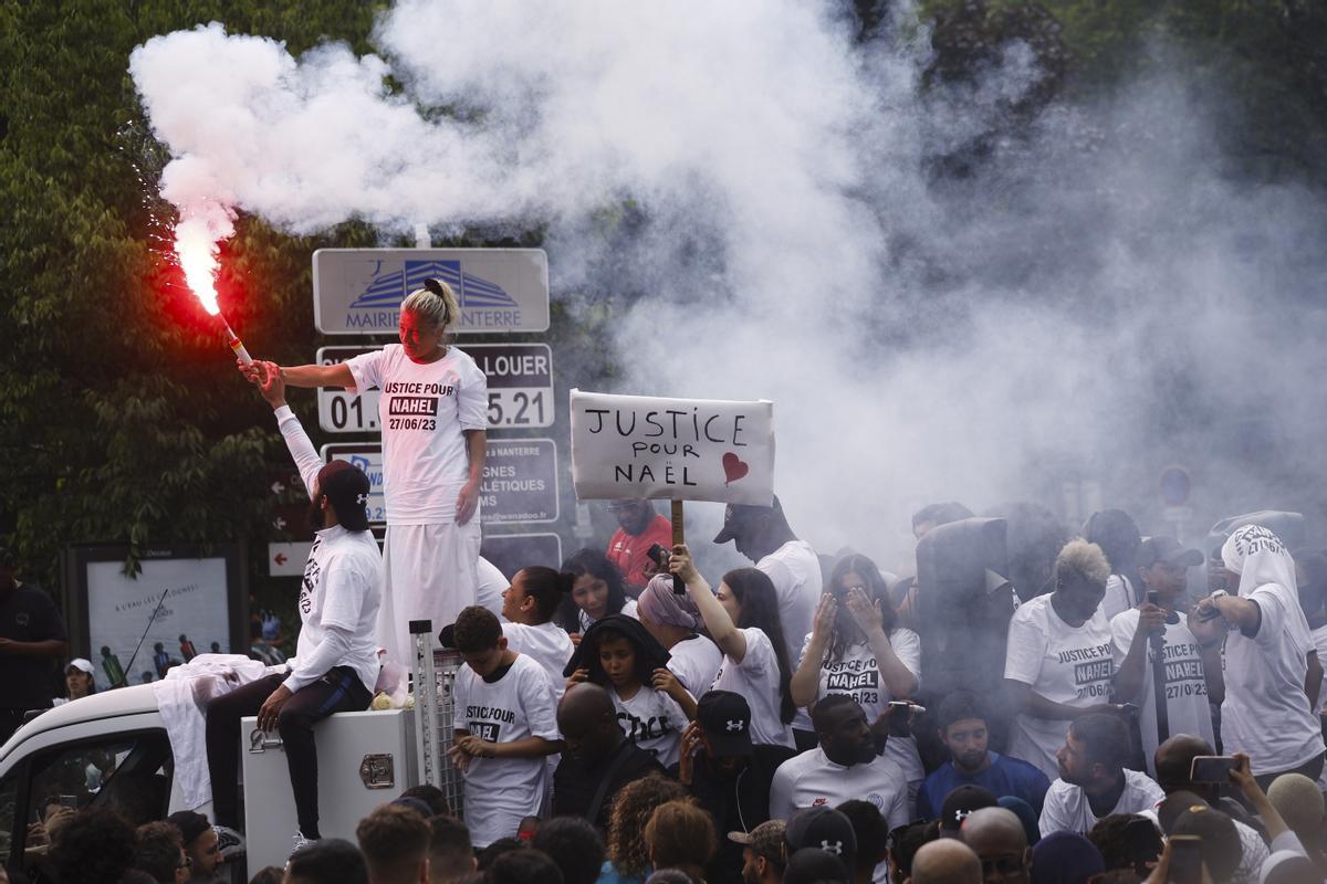 Mounia, la madre de Nahel encabeza una marcha blanca en Nanterre. La familia del joven fallecido ha convocado una marcha blanca en su memoria.