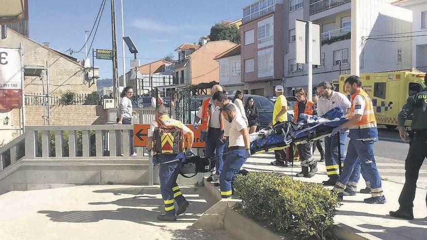 El personal médico y sanitario traslada a la niña desde el lugar del accidente, en Loureiro. // G.Núñez