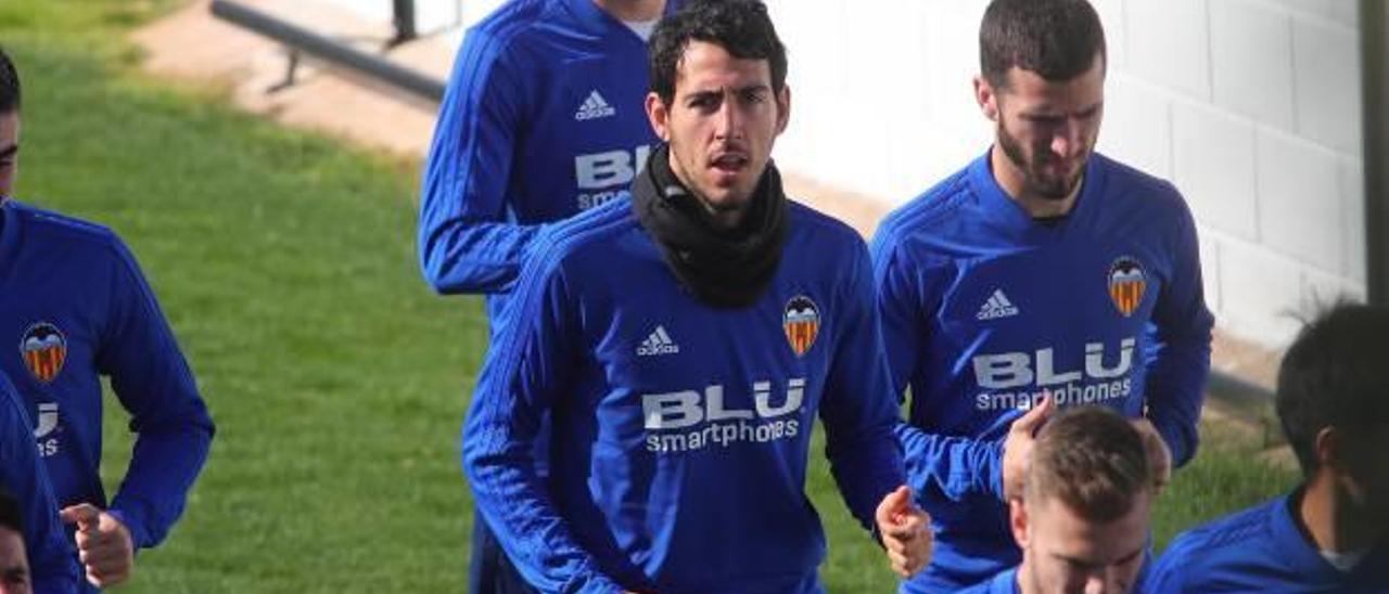 Dani Parejo, en el centro de la imagen, durante la sesión de ayer.