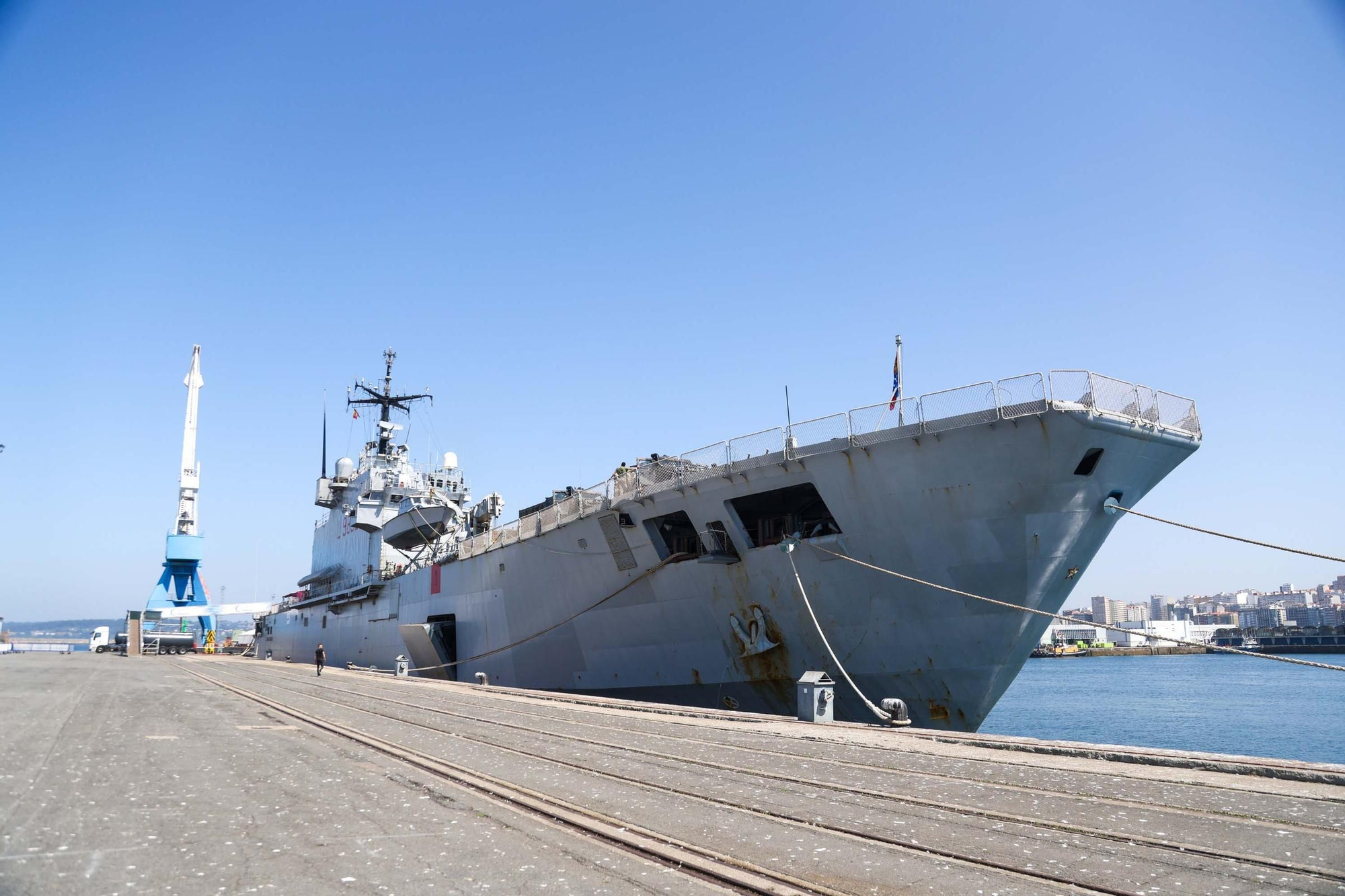 El buque 'San Giorgio', de la Armada de Italia, atraca en A Coruña en una visita no oficial