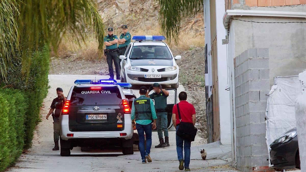 Policía en la casa de la pareja de la joven desaparecida.