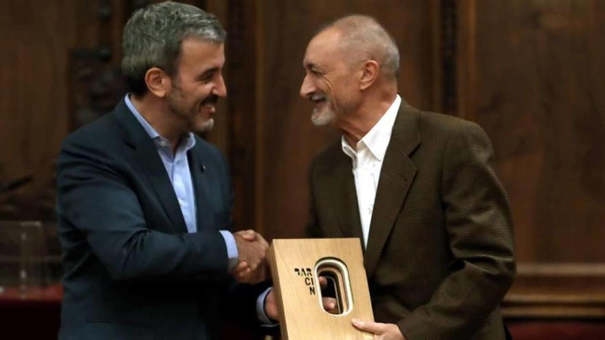 Pérez-Reverte (d) recibe el Premio Barcino del teniente alcalde de Cultura, Jaume Collboni.