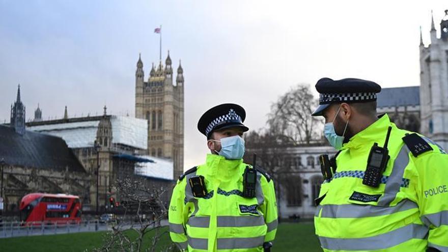 Dos policías británicos, ante el Parlamento de Westminster.