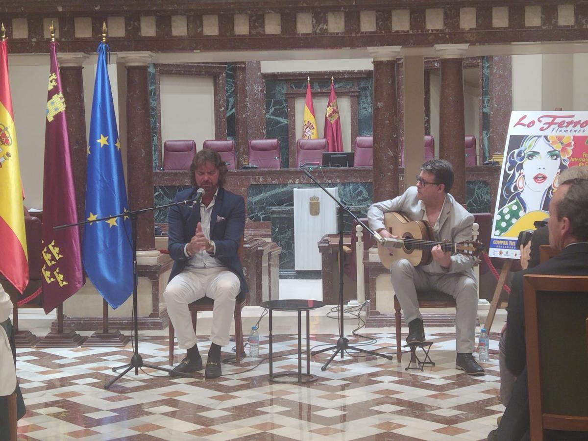 Jesús Castilla Rey y Niño Manuel se encargaron de animar el cierre de la presentación.