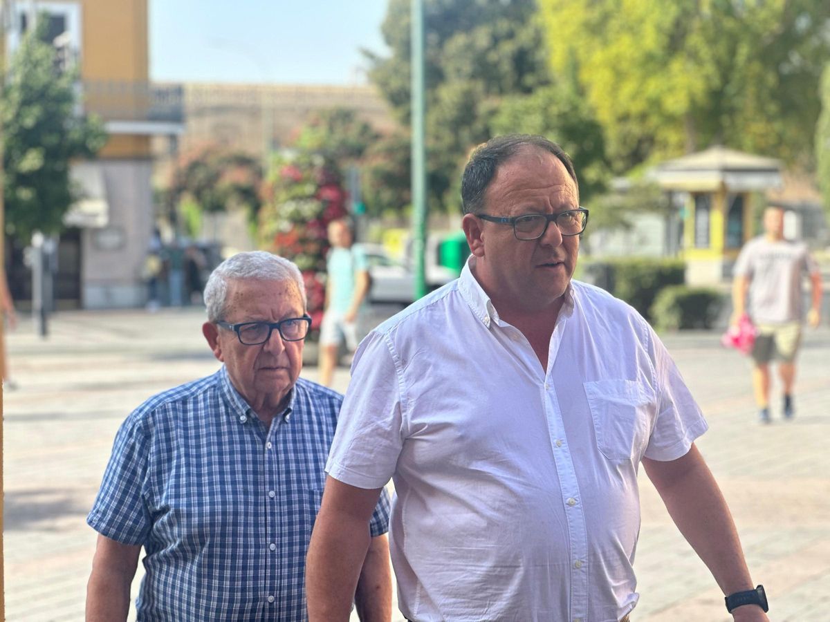 Francisco Arquillo, junto a su hijo David Arquillo, en la basílica de la Macarena tras la polémica por su intervención en la Virgen de la Esperanza.