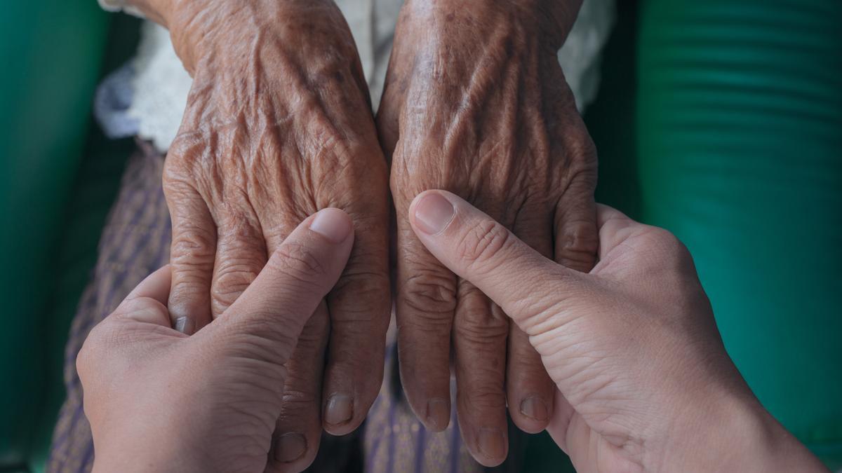 El síntoma temprano más común de la enfermedad de Alzheimer es el olvido.