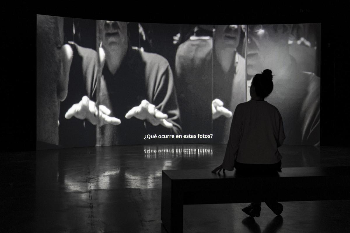 La intalación 'The Fold', de Hoda Afshar, consta de vídeo y diapostivas.