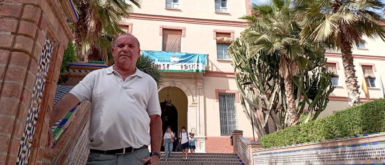 Domingo Sánchez, a la entrada del Colegio San Estanislao de Kostka hace unos días.