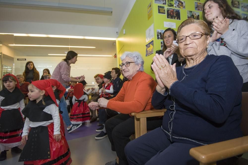 Encuentro de usuarios de Afaco con alumnos de la escuela infantil de Os Rosales