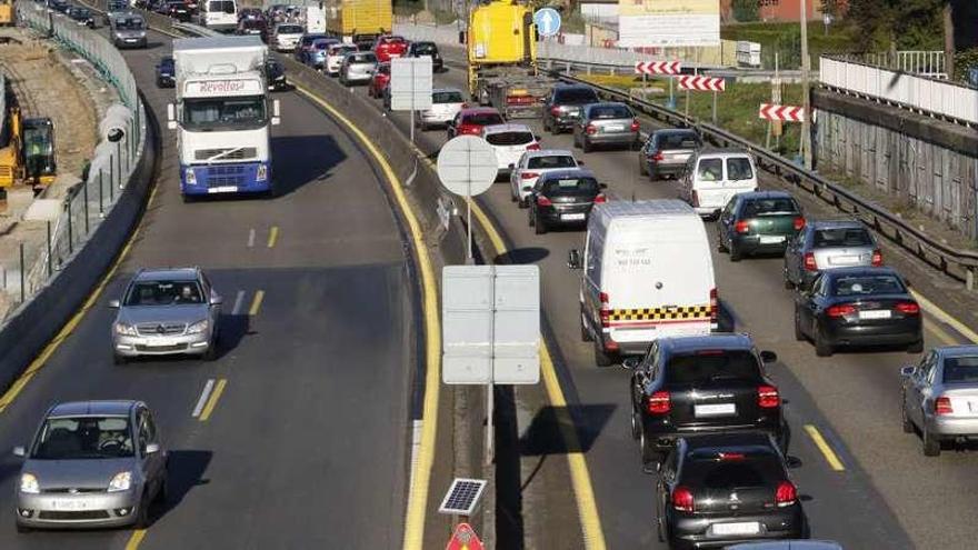 Coches circulan por la autopista AP-9.