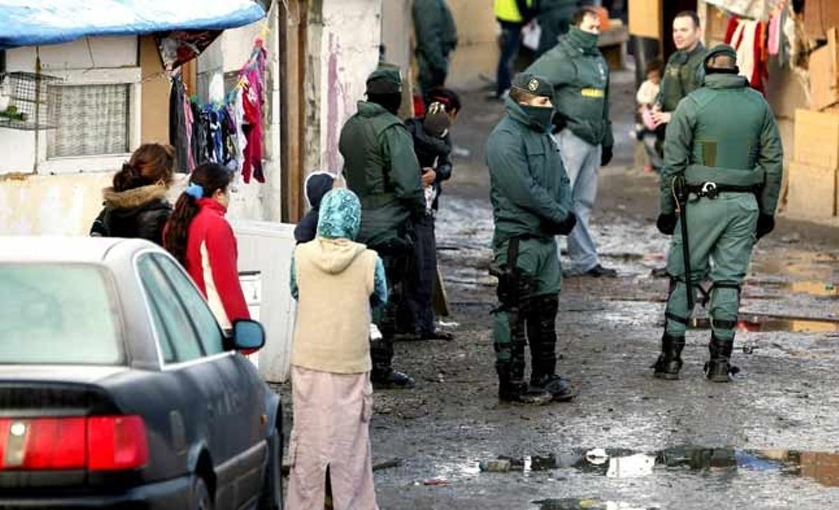 Diversos agents de la Guàrdia Civil porten a terme la macrooperació relacionada amb el robatori de coure al nucli barraquista d’El Gallinero, a prop de la Cañada Real, al sud de la ciutat de Madrid.