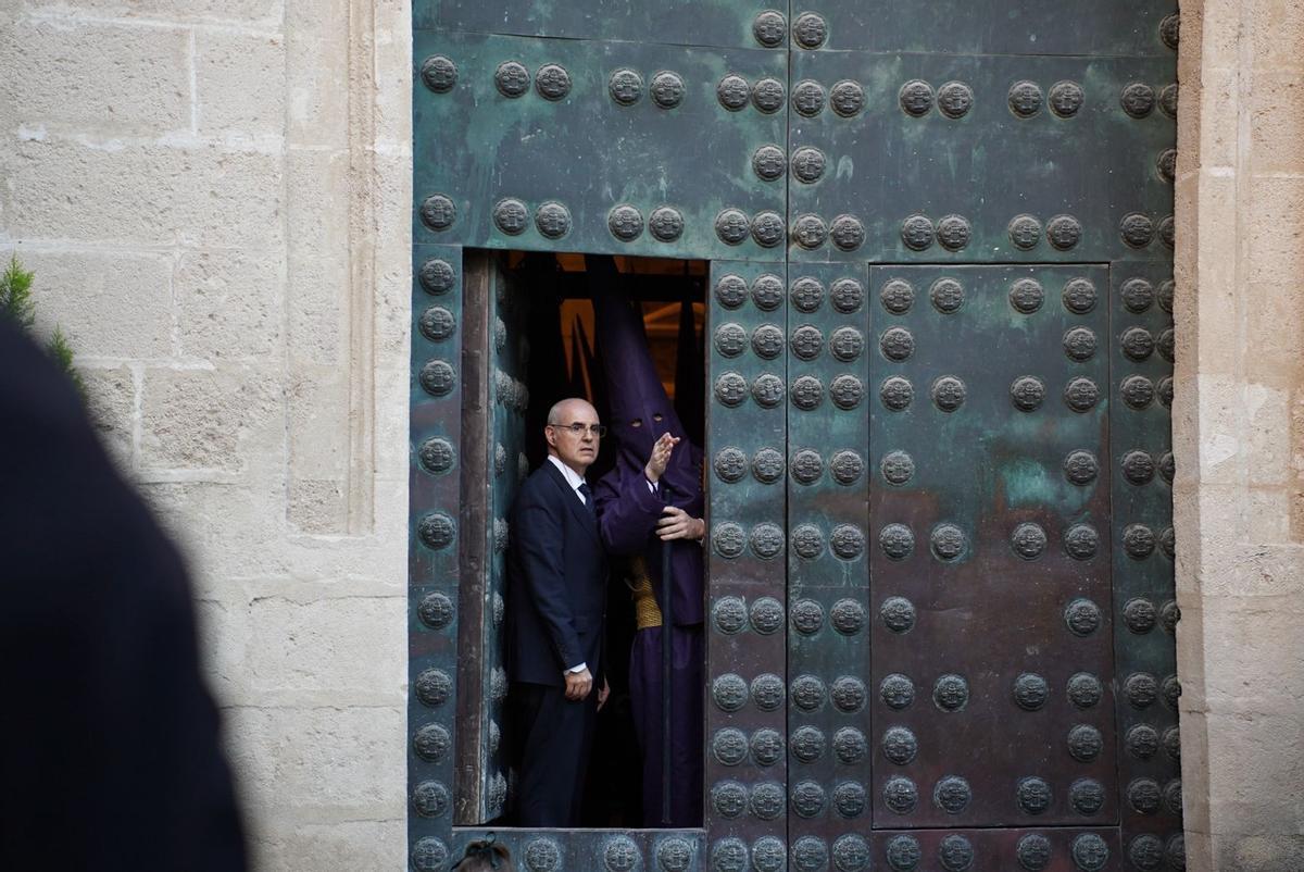 Instantes previos a la salida del cristo de la Corona. Instantes previos a la salida del cristo de la Corona.