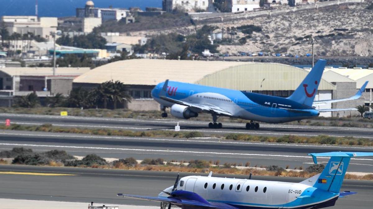 Aviones en una maniobra en el aeropuerto de Gran Canaria.