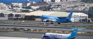 Aviones en una maniobra en el aeropuerto de Gran Canaria.