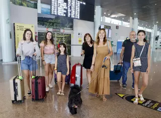 Peinador despega en su «hora punta» del año: 32 vuelos y 4.500 viajeros en un día