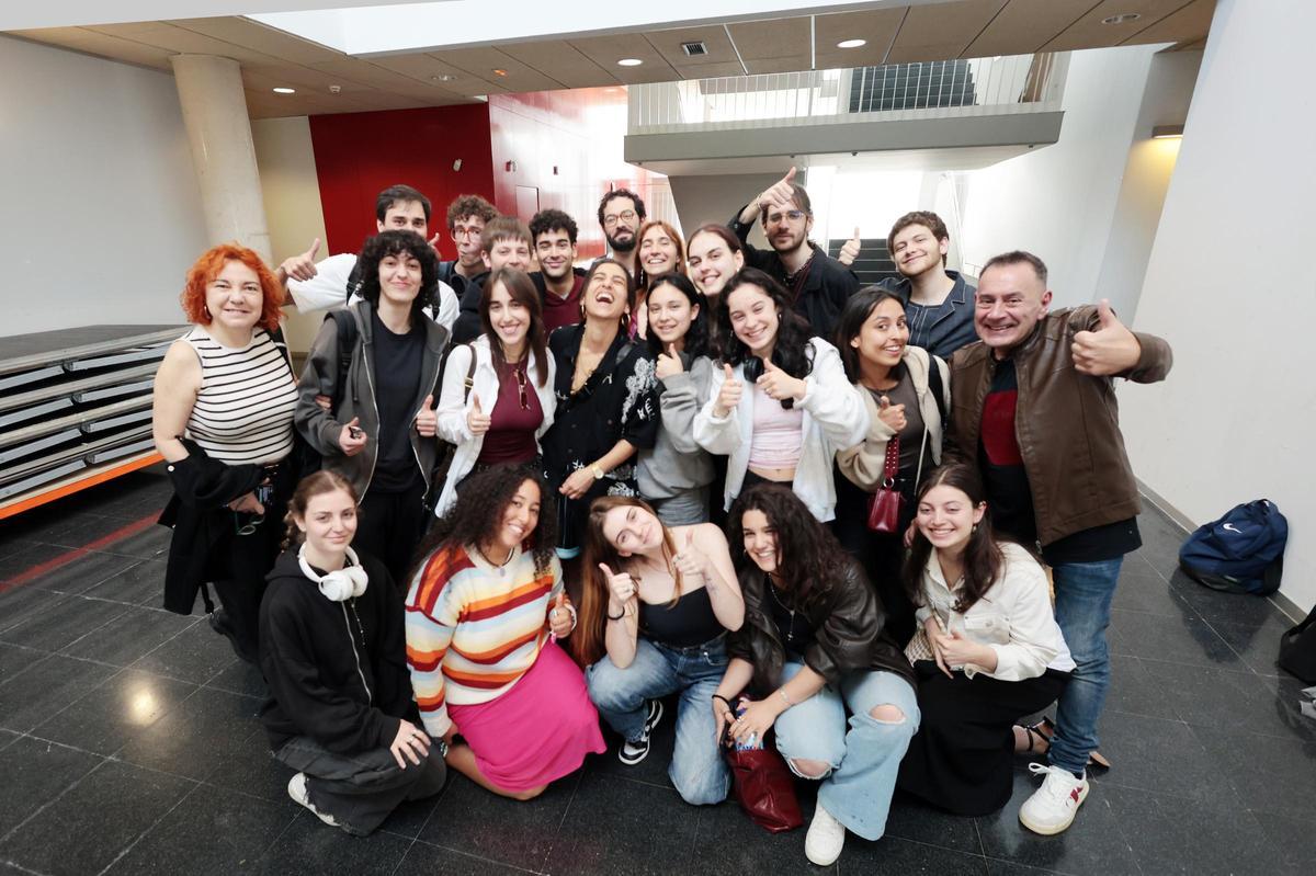 La actriz Carolina Yuste, la guionista Lola Mayo y el director de la ESAD, Roberto Relova, con alumnos tras la charla impartida en el centro de Navia
