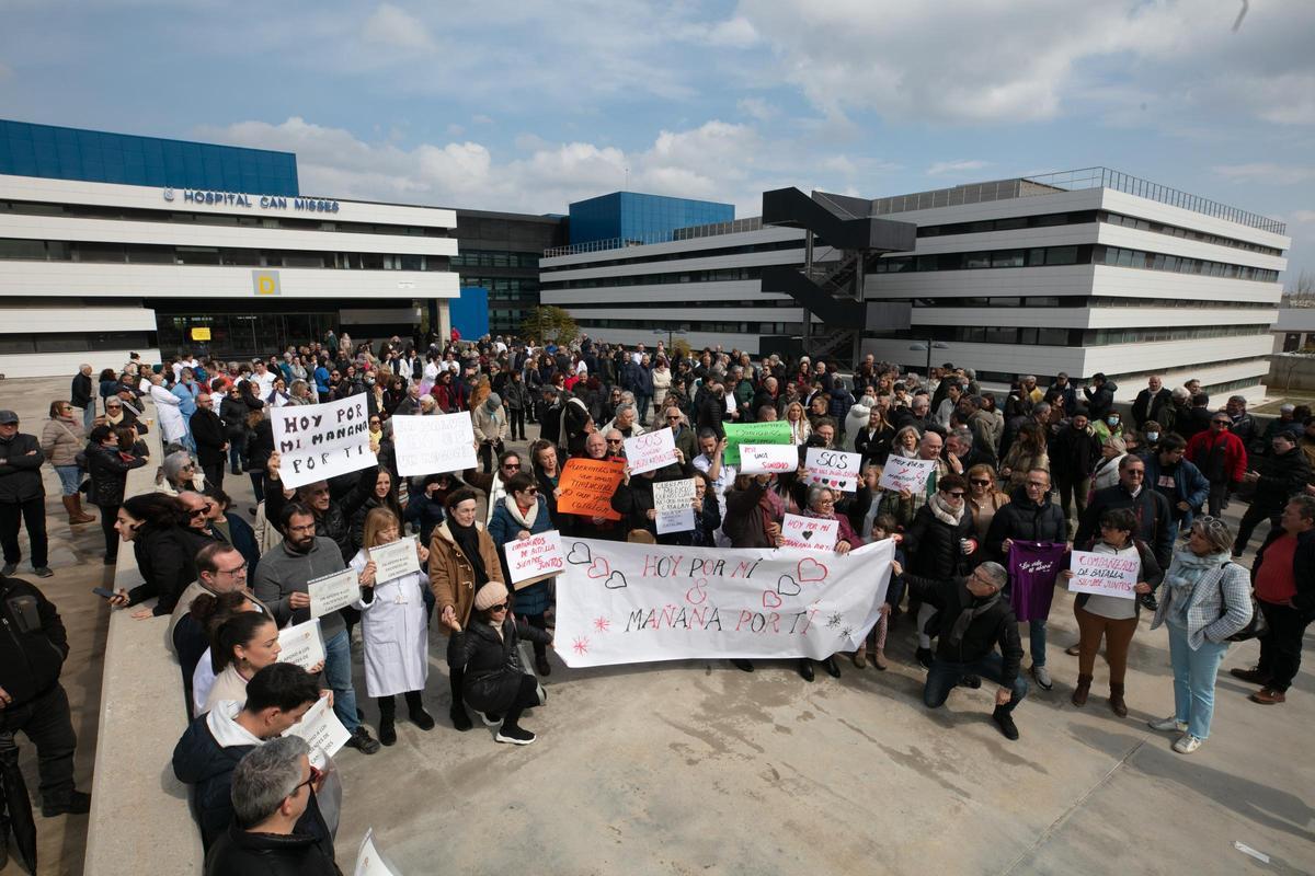 Concentración de protesta por la falta de oncólogs en la entrada del hospital Can Misses, en una imagen de archivo.
