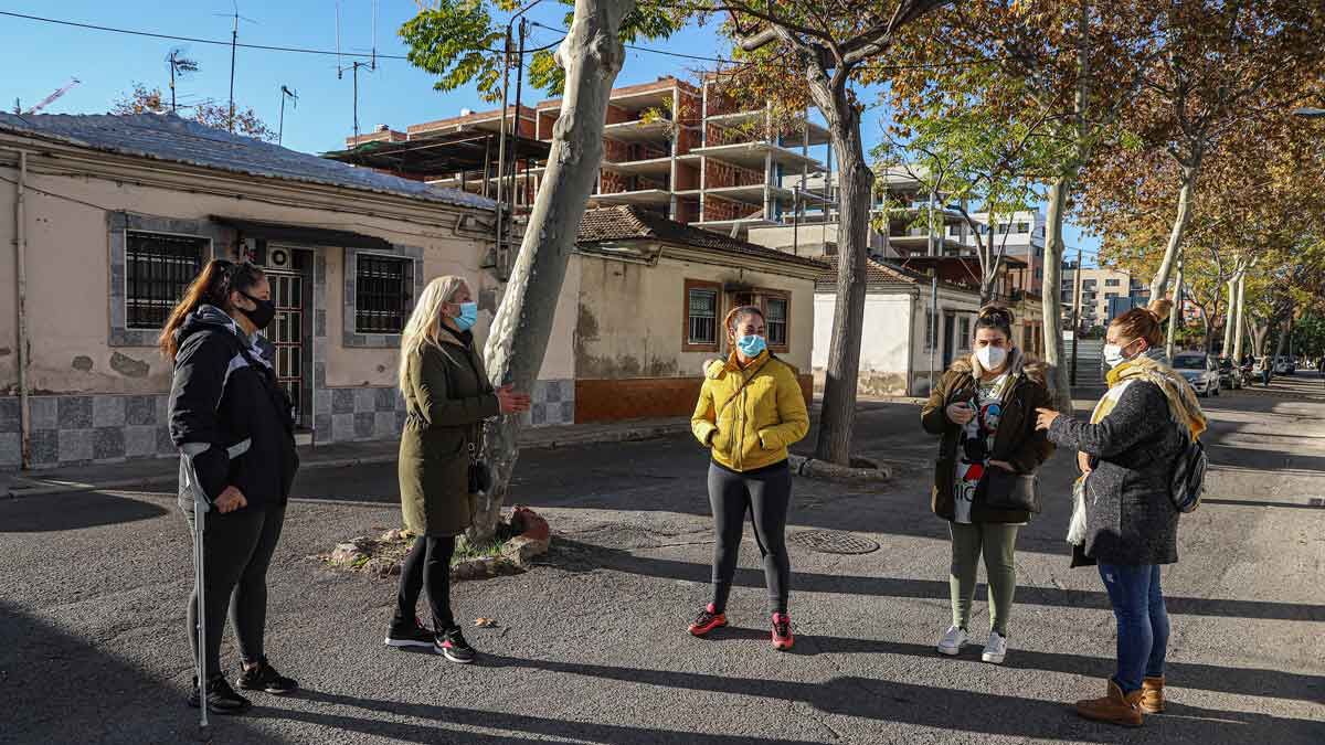 Un grupo de mujeres charla en la calle.