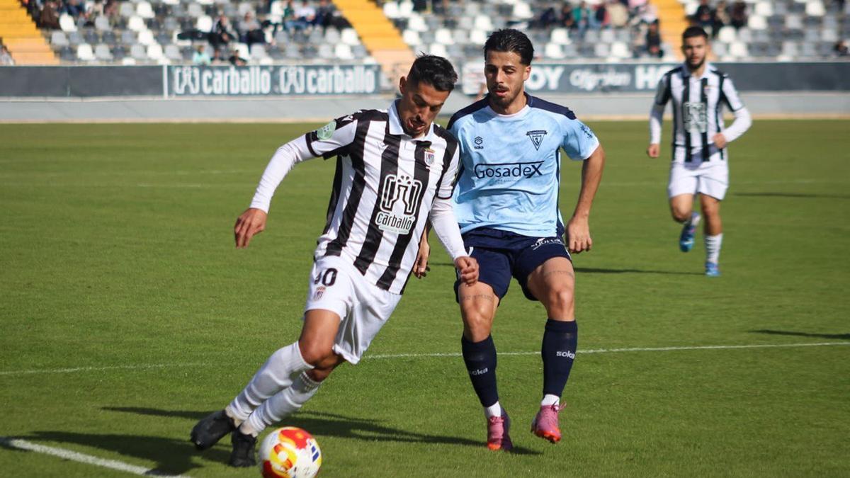 Jorge Barba trata de superar a Abraham en el encuentro ante el Villanovense de la pasada jornada.