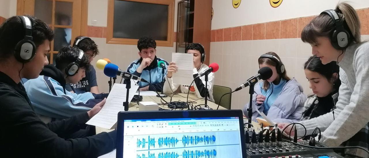 Estudiantes del colegio San Vicente de Paúl de Benavente, durante la grabación de un programa, con todo el equipo radiofónico. | Cedida