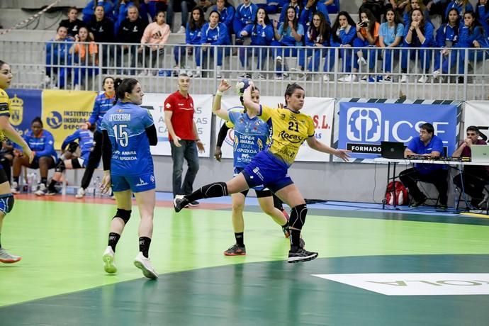 27-12-19 DEPORTES. PABELLON JUAN CARLOS HERNANDEZ. JINAMAR. TELDE. Partido de balonmano entre el Rocasa y el Bera Bera disputado en el Pabellon de deportes Juan Carlos Hernández en Jinamar.  Fotos: Juan Castro.  | 27/12/2019 | Fotógrafo: Juan Carlos Castro