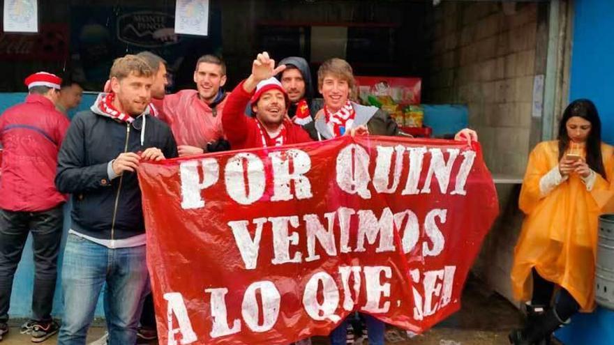 La peña sportinguista Alejo Caso muestra una pancarta en los aledaños del Coliseum con un mensaje muy recordado por la afición rojiblanca.