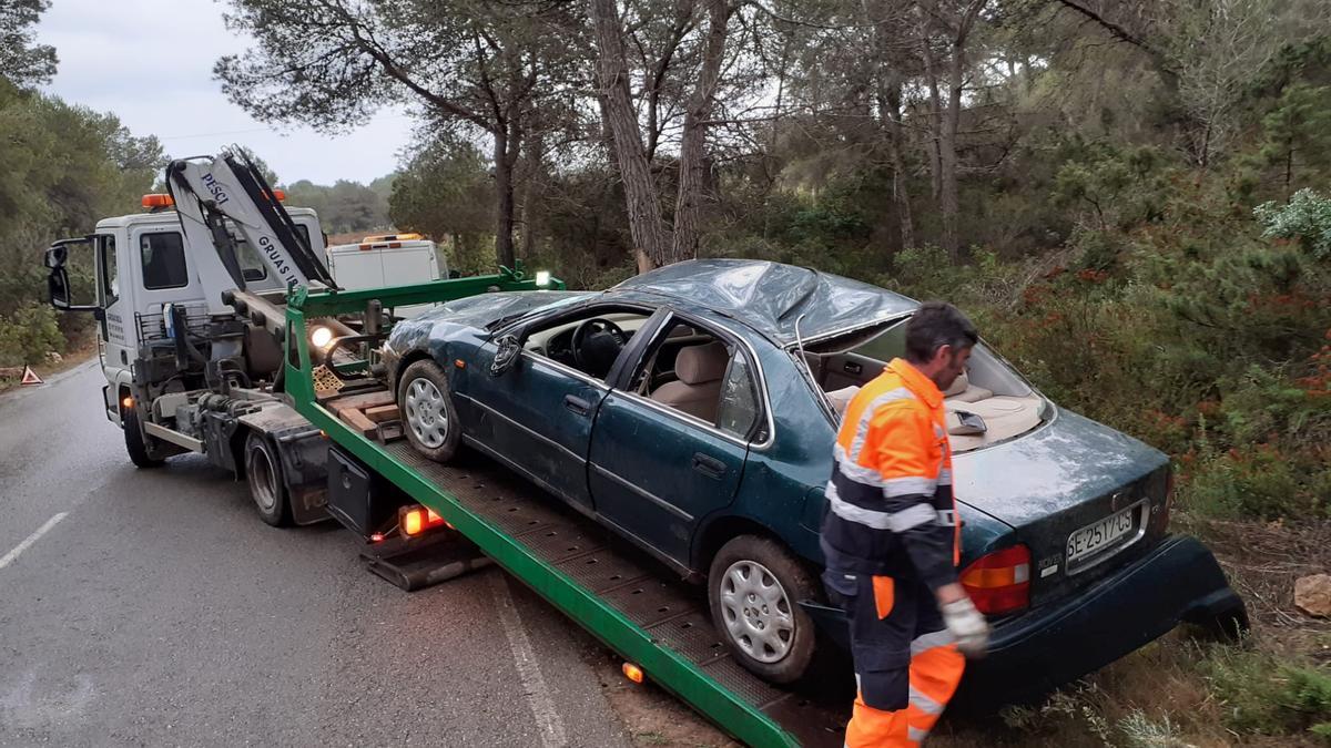 El equipo de Grúas Ibiza ha retirado el vehículo de la calzada.