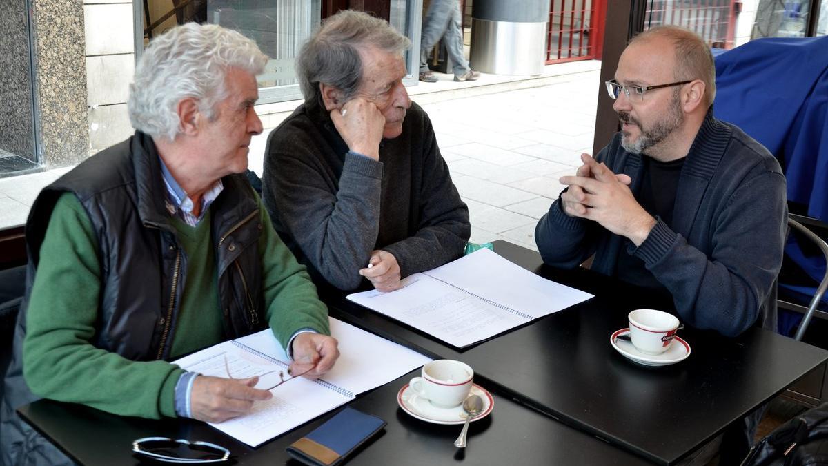 los-actores-de-el-crimen-de-cuenca-guillermo-montesinos-y-jos-manuel-cervino-comentando-el-guin-del-documental-con-el-director-vctor-matellano foto-alberto-rivas