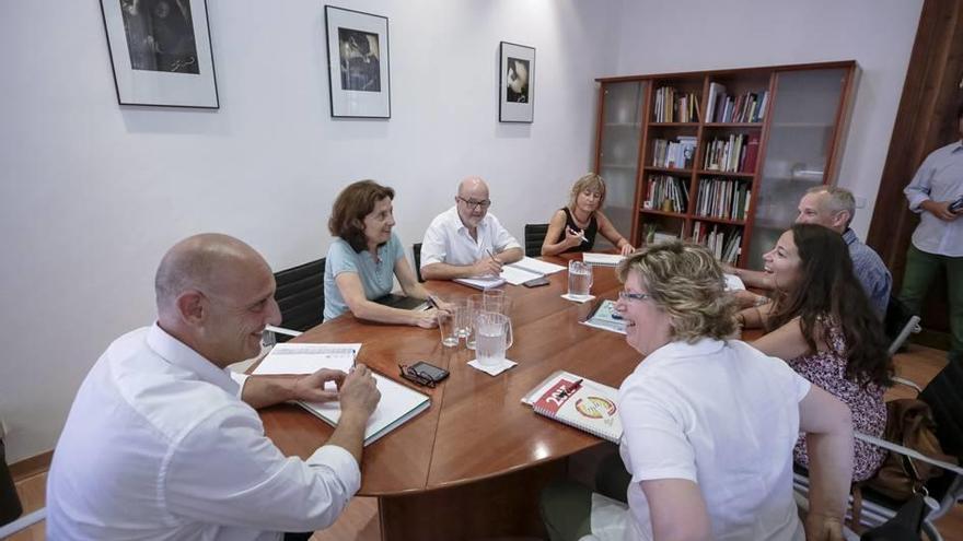 Fina Santiago, consellera de servicios sociales, ayer durante la reunión.