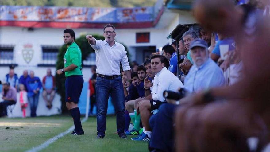 Anquela da indicaciones durante el partido que disputó el Oviedo en Luarca ante el Valladolid.