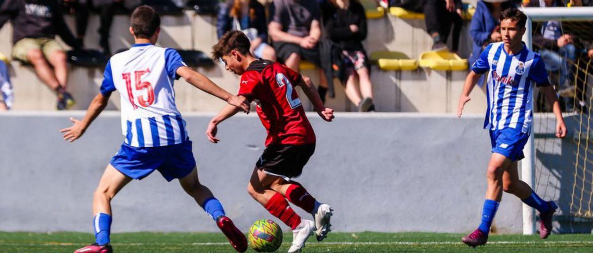 Una jugada del València-Porto U15 a Castelló d’Empúries. | DANI MUÑOZ/MIC