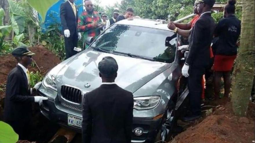 La foto viral de un hijo enterrando a su padre dentro de un BMW, escena de una película pero no real