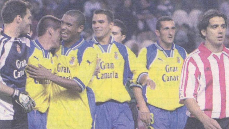 Álvaro se abraza con Orlando Suárez y Nacho González, junto a Ángel y Samways, en Bilbao en 2000.