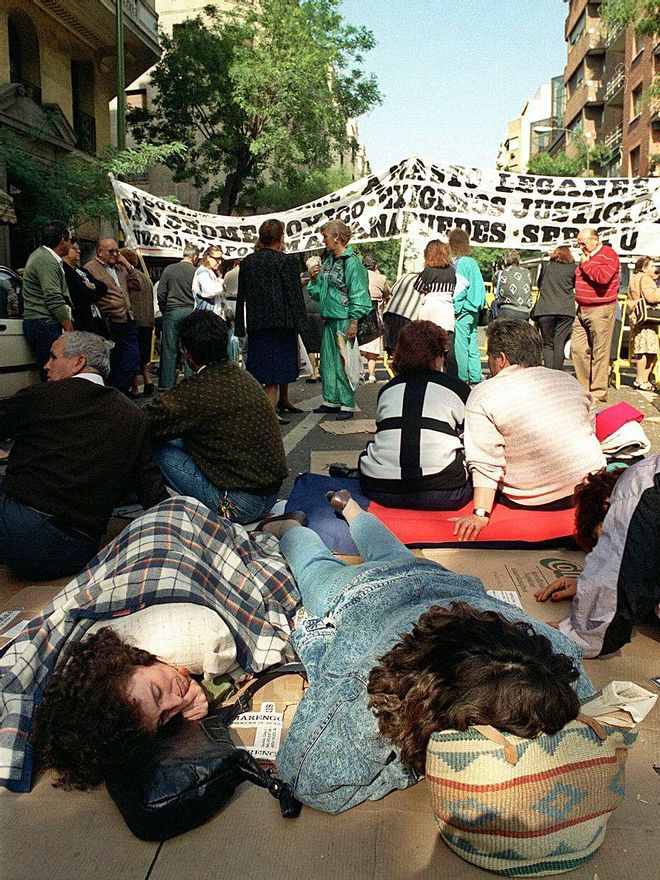 Gente ante el Tribunal Supremo en junio de 1997 a la espera de la sentencia del juicio de la colza.  |