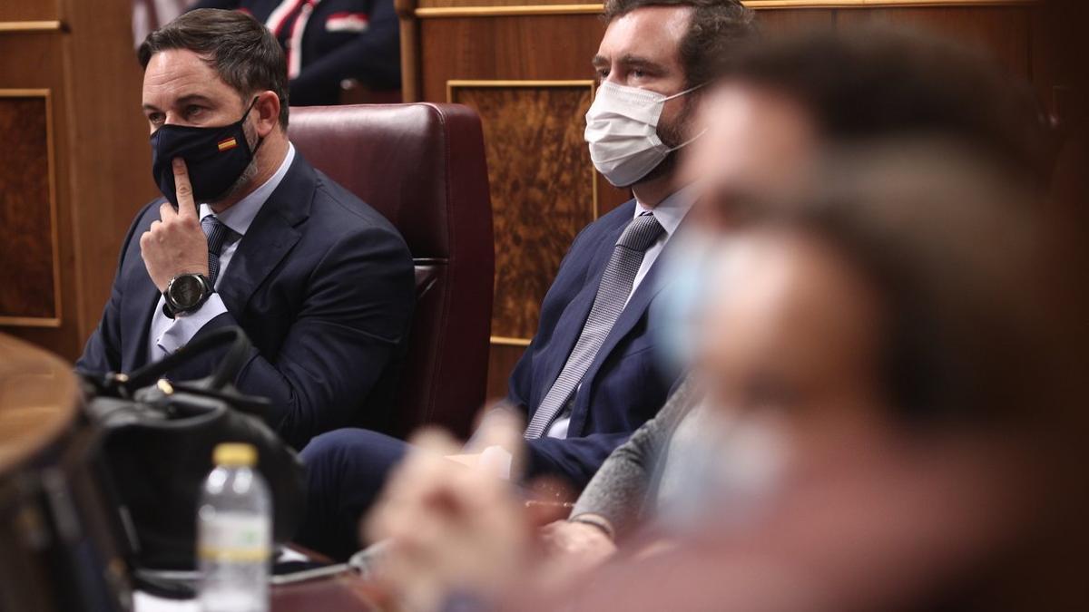 El presidente y el portavoz de Vox, Santiago Abascal e Iván Espinosa de los Monteros, este 22 de octubre durante la segunda jornada de debate de la moción de censura de la formación ultra.