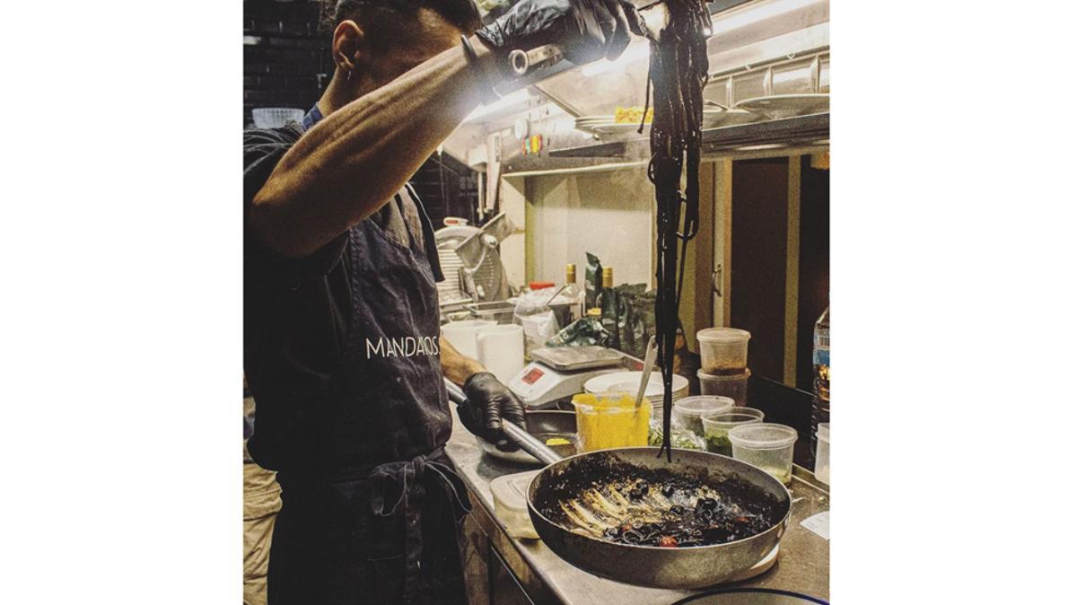  Preparando los spaghettone al nero di seppia en la cocina de Le Cucine Mandarosso.