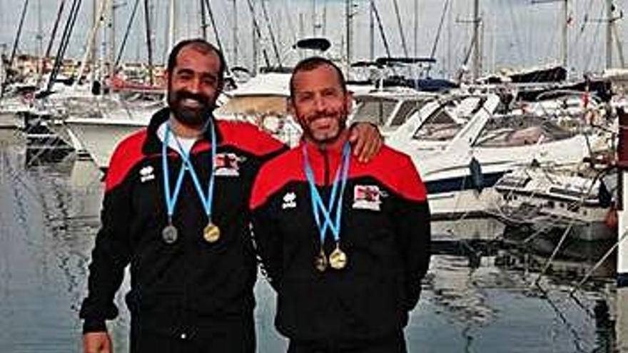 David Rodríguez y Óscar Vaquero posan con sus medallas.