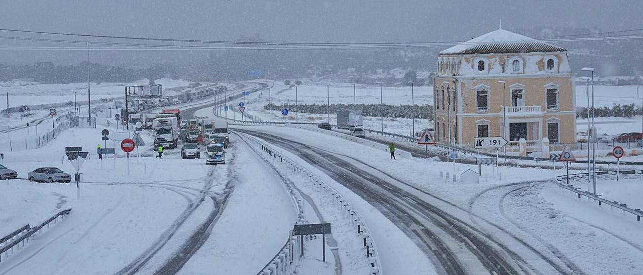 La nevada de enero de 2020 que cortó la A-31 entre Villena y Sax, y el tórrido agosto de Alcoy.