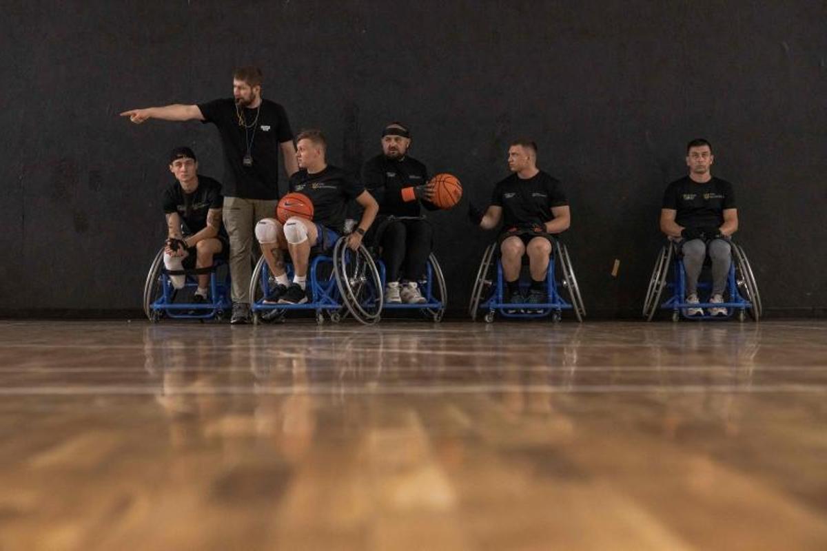 Ex-soldados ucranianos heridos, se recuperan jugando a baloncesto en silla de ruedas