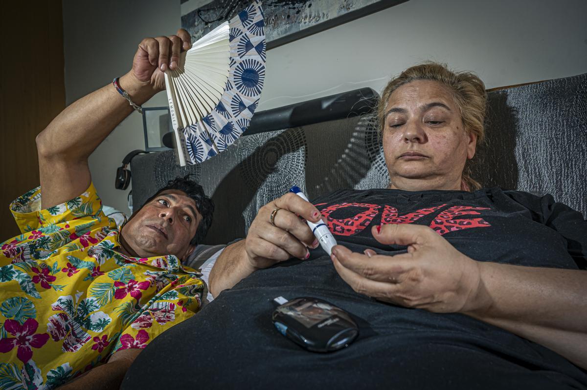 Rafi Llamas junto a su pareja Carlos Suárez haciéndose un seguimiento de su diabetes