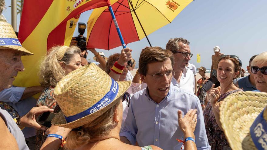 Almeida se deja se deja querer entre sus paisanos en la Playa de San Juan
