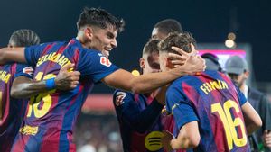 Los jugadores del Barça felicitan a Fermín tras marcar uno de sus goles al Valencia.