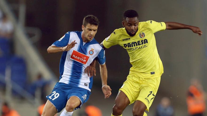 Bakambu intenta jugar un balón ante Martín, del Espanyol.