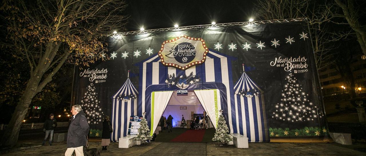 La carpa de &quot;Espacio Navidad Oviedo&quot; del Bombé en 2019