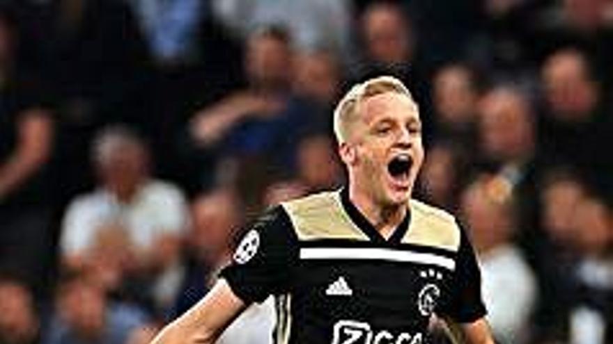 Van de Beek celebra el seu gol.